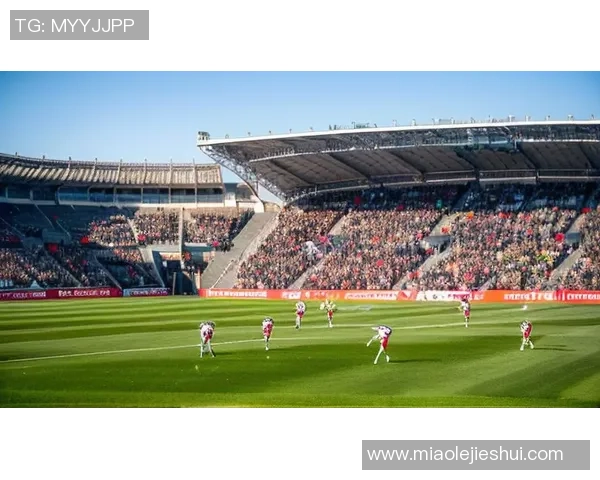 在绿茵场上追逐梦想与爱情的交汇点